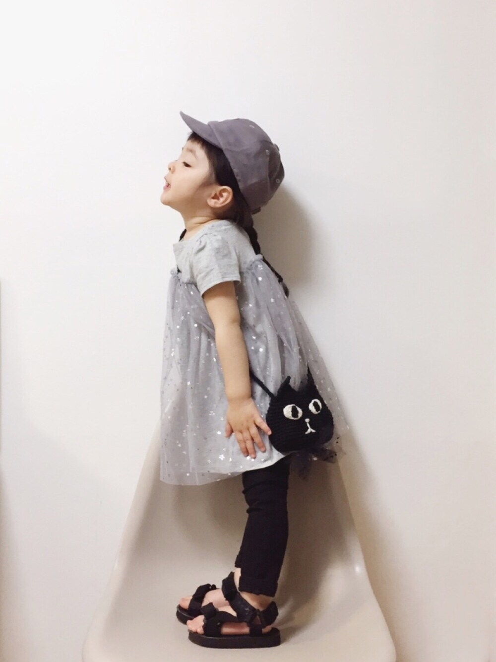 「キャップ、シンプル、あおmade、あおmadeフェス、gaplove、ootd、猫ポシェット、猫耳ベレー帽」｜「petit mainのミニロゴキャップ（キャップ、グレー系）」を使った、RIOさん（キッズ・90cm）の春コーディネートの1枚目の写真