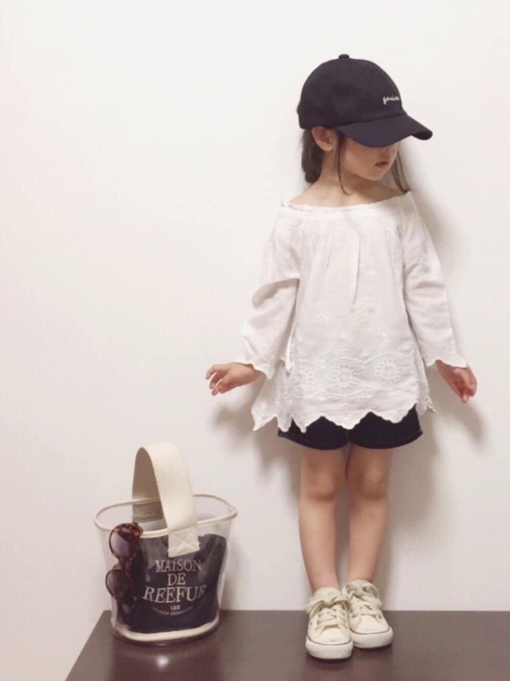 「キャップ、オフショルダー、ショートパンツ、デニム、コンバース、クリアバッグ、サングラス、ootd、gaplove」｜「GLOBAL WORKの【キッズ】カラーツイルキャップ/741725（キャップ、ブラック系）」を使った、RIOさん（キッズ・90cm）の夏コーディネートの1枚目の写真