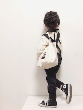 「ケーブルニット」｜「アイテム（サロペット/オーバーオール）」を使った、RIOさん（キッズ・90cm）の冬コーディネート