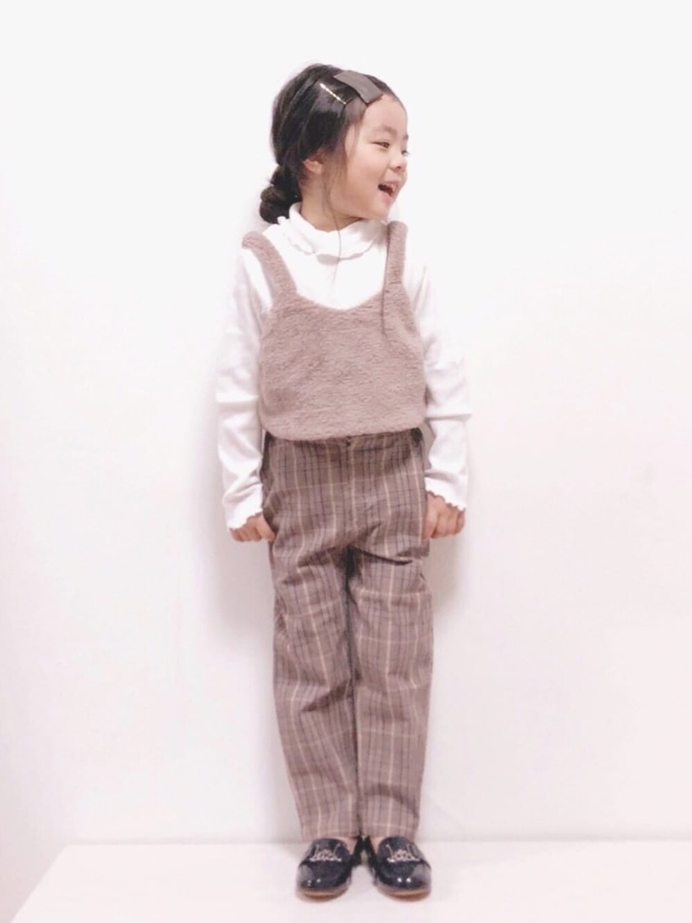 「ファービスチェ、チェックパンツ、レザー」｜「sii.sowのアイテム（ヘアピン、その他）」を使った、RIOさん（キッズ・100cm）の秋コーディネートの1枚目の写真