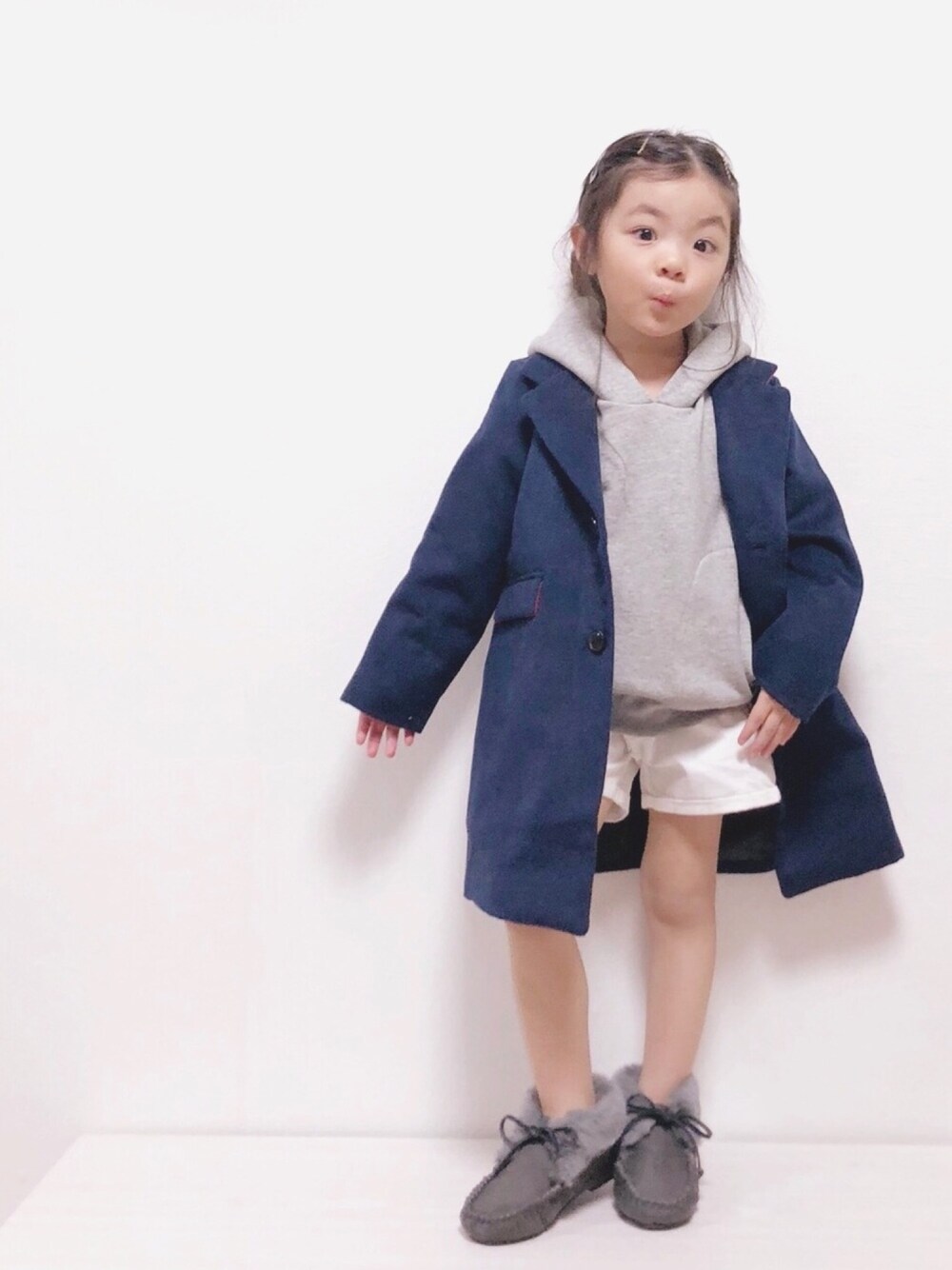 「チェスターコート、ネイビー、モカシン、にゃー、nya、ネコ、cat」｜「にゃーのにゃーと NO GHOST 裏毛（スウェット、グレー系）」を使った、RIOさん（キッズ・100cm）の秋コーディネートの1枚目の写真