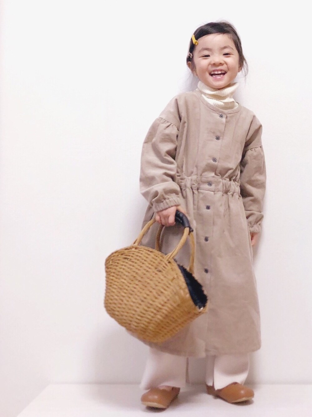 「タートルネック、ワンピース、前ボタン、バレエシューズ、ナチュラル、リラックスパンツ」｜「DISCOATの【キッズ】タートルネックニット（ニット/セーター、ホワイト系）」を使った、RIOさん（キッズ・100cm）の冬コーディネートの1枚目の写真