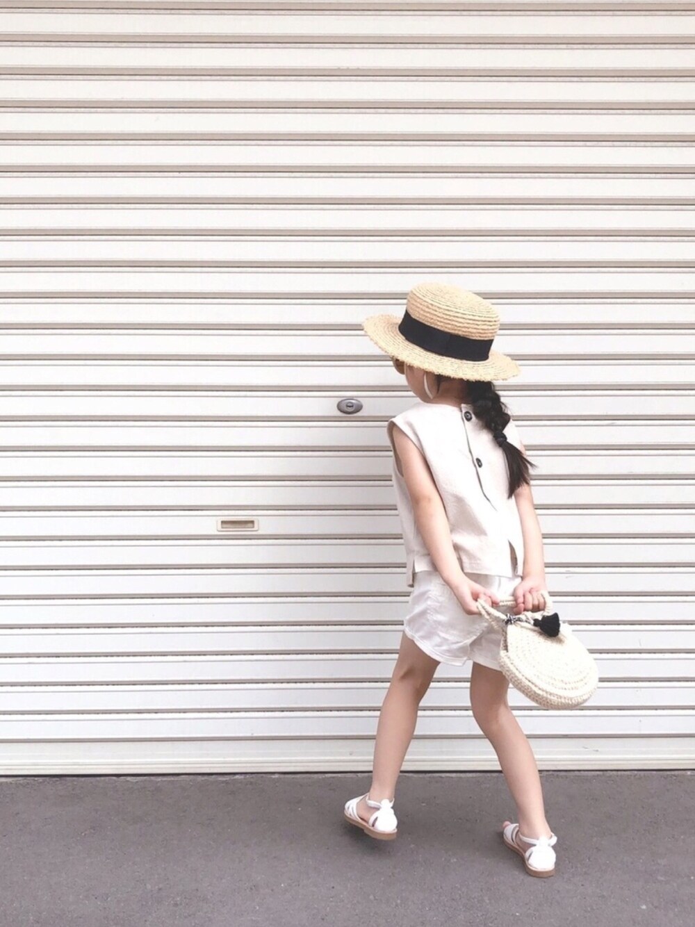 「カンカン帽、サークルバッグ、あおmade、ワントーンコーデ、サングラス」｜「LOWRYS FARMのバックボタンノースリーブ　837113（シャツ/ブラウス、ベージュ系）」を使った、RIOさん（キッズ・110cm）の夏コーディネートの1枚目の写真