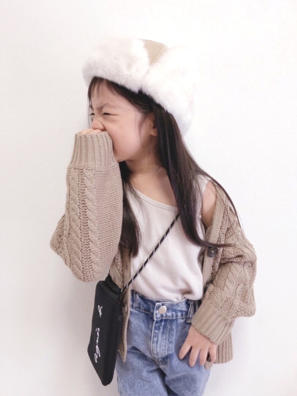 「キッズファッション、秋のコーデ、おんなのこ、カーディガン、デニム、5歳」｜「petit mainのフライトボアキャップ（キャップ、ベージュ系）」を使った、RIOさん（キッズ・110cm）の秋コーディネートの1枚目の写真