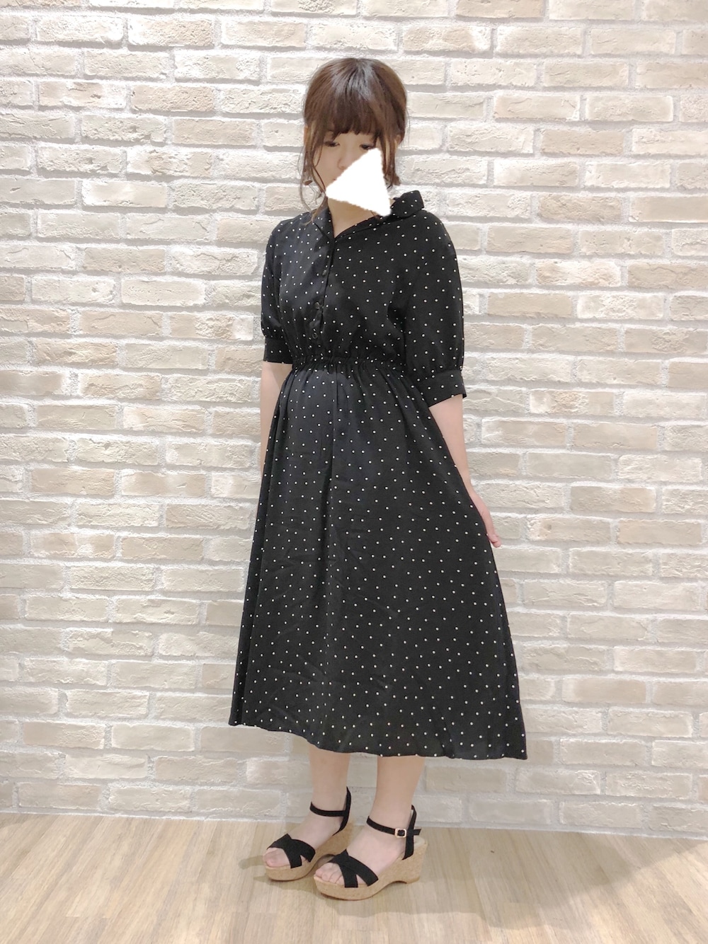 「emaeイクスピアリ、earth music&ecology、アースミュージック＆エコロジー、イクスピアリ、ドット、ワンピース」｜「earth music&ecologyの・ドットプリントワンピース ●（ワンピース、ブラック系）」を使った、にぴやまさん（レディース・153cm）の春コーディネートの1枚目の写真