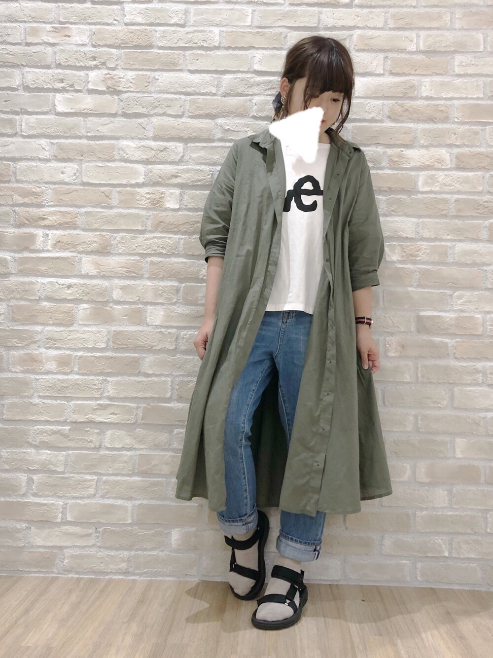 「カジュアルコーデ、earth music&ecology、emaeイクスピアリ、イクスピアリ、シャツワンピ、ワンピース、デニム、teva」｜「earth music&ecologyの・フレアーワンピース ●（ワンピース、グリーン系）」を使った、にぴやまさん（レディース・153cm）の春コーディネートの1枚目の写真