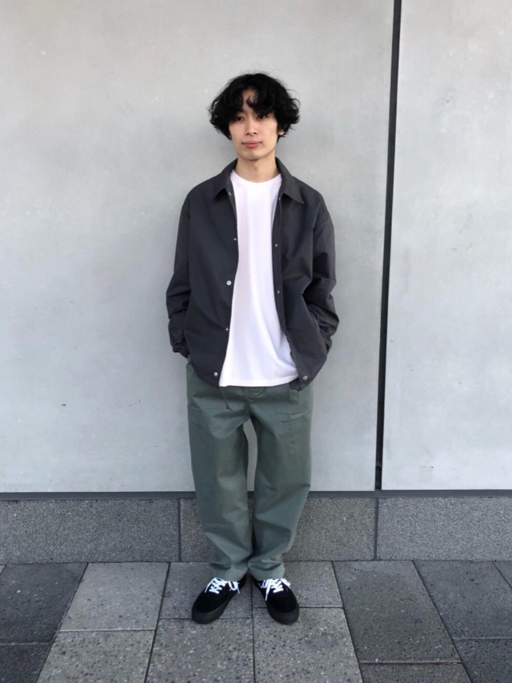 「RECOMMEND  ITEM STYLING、EXCLUTIVE ITEM STYLE、SPRING OUTER STYLE、WIDE SILHOUETTE STYLE」｜「BEAUTY&YOUTH UNITED ARROWSのBY ファイン T/C コーチジャケット（ブルゾン、グレー系）」を使った、宮部　恭輔さん（メンズ・167cm）の冬コーディネートの1枚目の写真