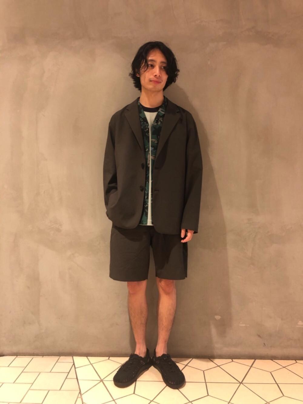 グリーン系のTシャツ/カットソー、グリーン系のテーラードジャケット、グリーン系のその他パンツを着用したメンズの春コーディネートの1枚目の写真