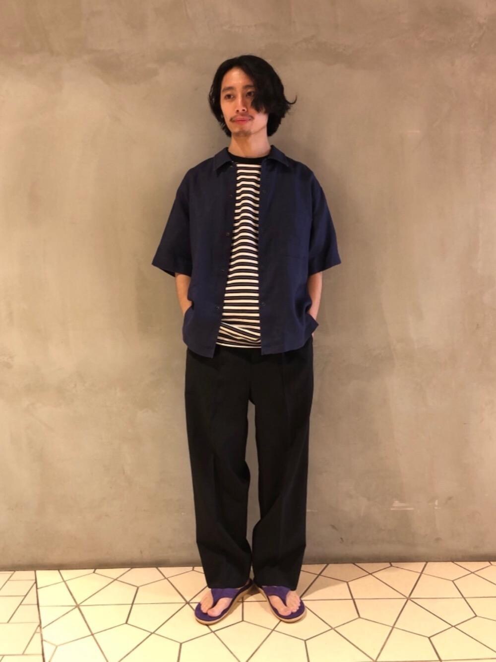 「トレンド、リラックス、ストリート、シャツ/ブラウス、Tシャツ/カットソー、RECOMMEND  ITEM STYLING、EXCLUTIVE ITEM STYLE、SUMMER SHIRTS STYLE、WIDE SILHOUETTE STYLE、T SHIRTS STYLE」｜「MONKEY TIMEの＜monkey time＞ renu TRO WIDE 1P PANTS/ワイドパンツ（スラックス、ブラック系）」を使った、宮部　恭輔さん（メンズ・167cm）の夏コーディネートの1枚目の写真