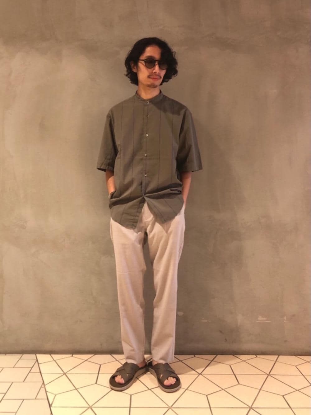「トレンド、リラックス、シャツ/ブラウス、RECOMMEND  ITEM STYLING、SUMMER SHIRTS STYLE、WIDE SILHOUETTE STYLE、ベーシック/トラッド、さんだる」｜「KANEKO OPTICALのUNITED ARROWS by KANEKO OPTICAL Monica SGLS 2/アイウェア MADE IN JAPAN（サングラス、その他）」を使った、宮部　恭輔さん（メンズ・167cm）の夏コーディネートの1枚目の写真