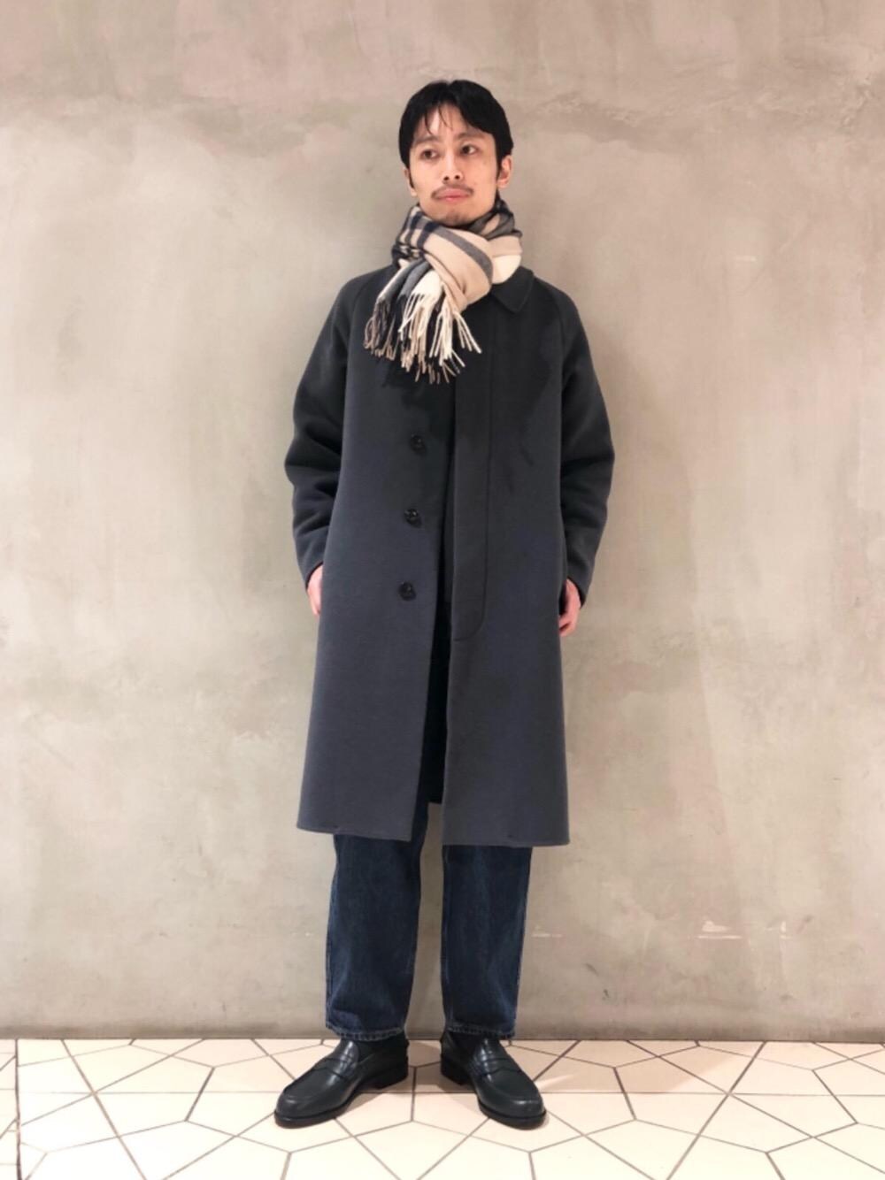「トレンド、リラックス、デニムパンツ、ビジネス、RECOMMEND  ITEM STYLING、WIDE SILHOUETTE STYLE、ベーシック/トラッド、ニット/セーター、ぱんつ、あうたー」｜「BEAUTY&YOUTH UNITED ARROWSのBY バルーンシルエット 5P スラブ デニムパンツ（デニムパンツ、ブルー系）」を使った、宮部　恭輔さん（メンズ・167cm）の秋コーディネートの1枚目の写真