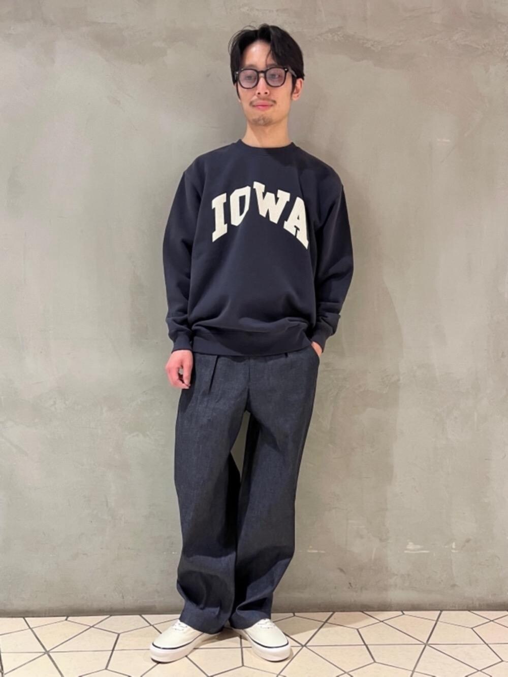 「スニーカー、トレンド、リラックス、ストリート、RECOMMEND  ITEM STYLING、EXCLUTIVE ITEM STYLE、WIDE SILHOUETTE STYLE」｜「VANSの＜VANS（バンズ）＞ AUTHENTIC 44 DX/オーセンティック（スニーカー、ホワイト系）」を使った、宮部　恭輔さん（メンズ・167cm）の冬コーディネートの1枚目の写真