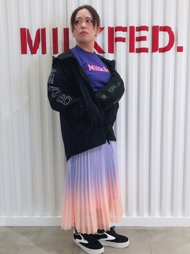 「パープル×黒」｜「アイテム（ボディバッグ/ウエストポーチ）」を使った、三浦　静香さん（レディース・158cm）の春コーディネート