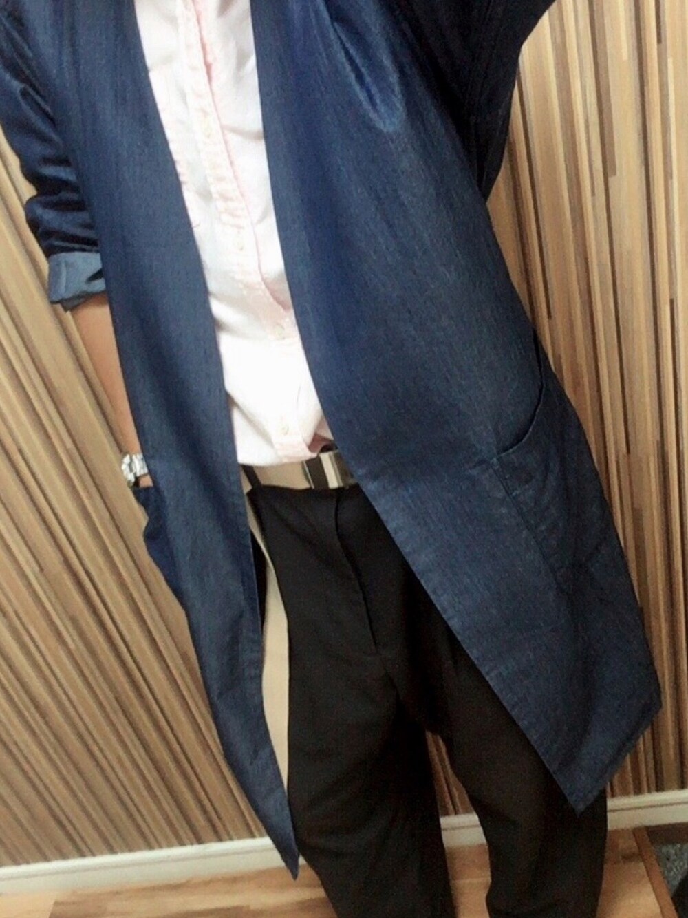 ブラック系のスラックスを着用したメンズの秋コーディネートの1枚目の写真