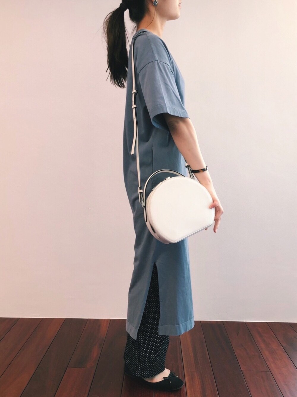 「Ray BEAMSのRay BEAMS / サイド スリット ビッグT ワンピース（ワンピース、ブルー系）」を使った、matsumotoさん（レディース・158cm）の夏コーディネートの1枚目の写真