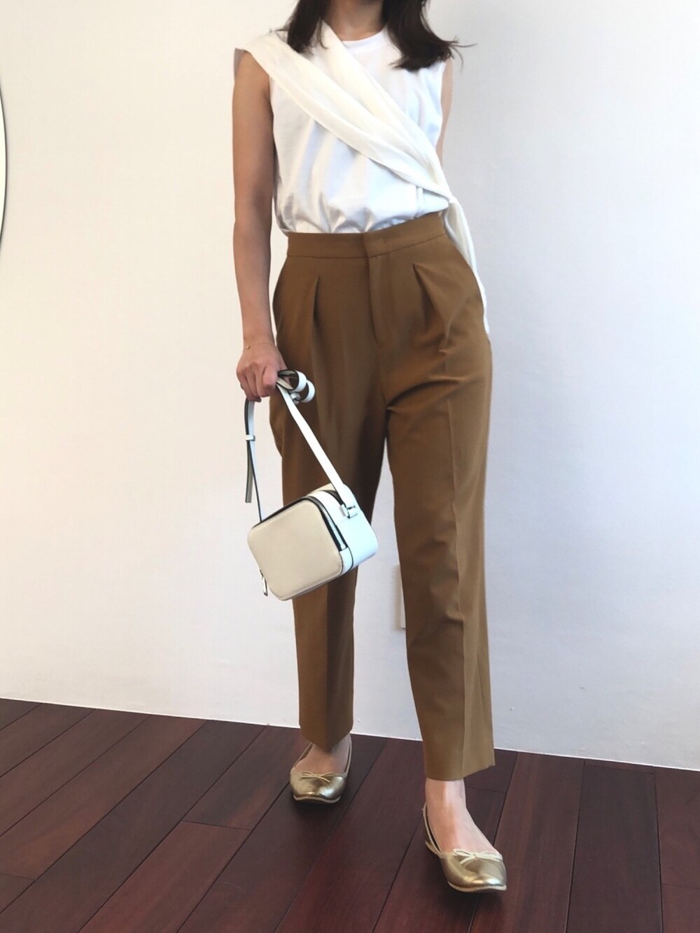 「シンプル、秋のコーデ、パンツスタイル、おでかけスタイル、秋色、ショルダーバッグ」｜「Epoiのシキ　ショルダーポシェット（ショルダーバッグ、ホワイト系）」を使った、matsumotoさん（レディース・158cm）の秋コーディネートの1枚目の写真