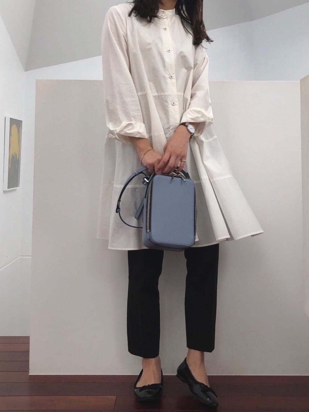 「今日のコーデ、低身長、シンプルコーデ、モノトーン、秋服、ワンピース、白シャツ、レザーバッグ」｜「Epoiのシキ スクエアショルダー うすはな（ショルダーバッグ、ブルー系）」を使った、matsumotoさん（レディース・158cm）の秋コーディネートの1枚目の写真