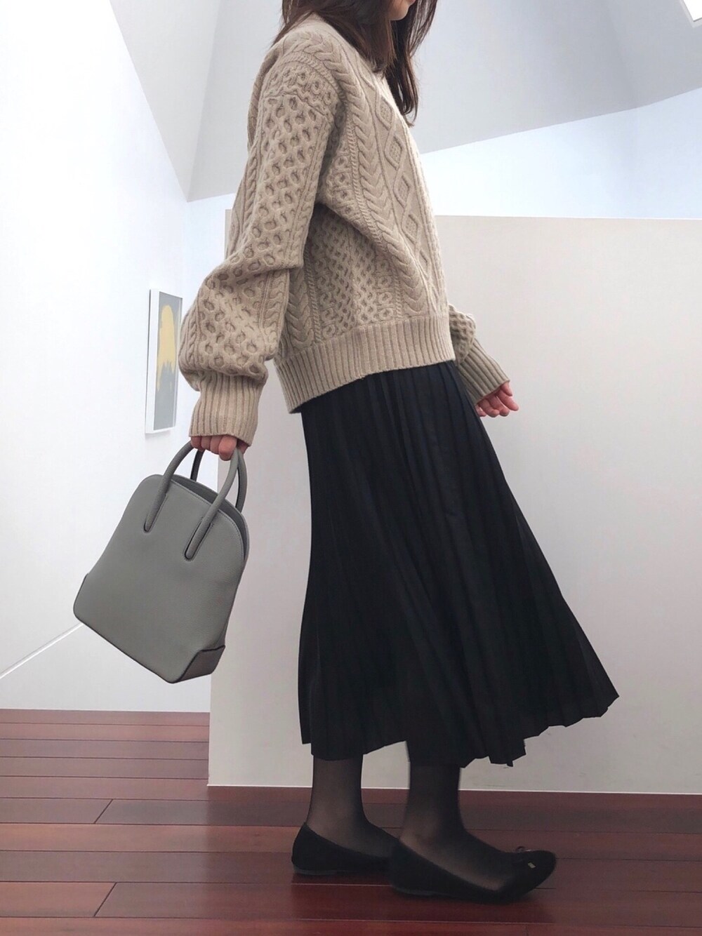 「レザーバッグ、秋冬コーデ、ニット、ケーブルニット、ベージュ」｜「EpoiのRits　リツ　2WAYミニショルダー（ショルダーバッグ、グレー系）」を使った、matsumotoさん（レディース・158cm）の秋コーディネートの1枚目の写真