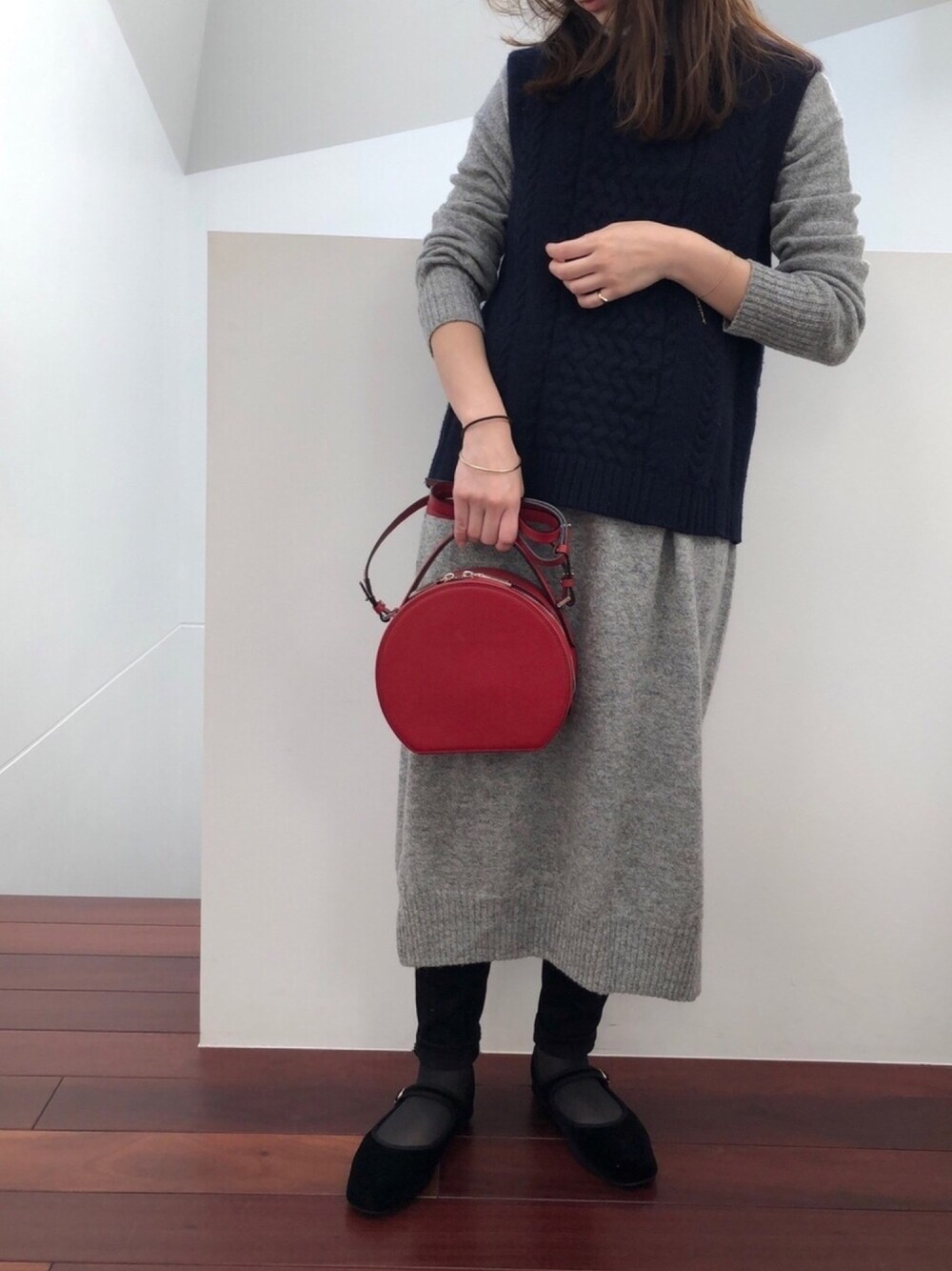 「ニットワンピース、赤バッグ、ニットベスト、休日スタイル」｜「Epoiのシキ　ショルダーバッグ（ショルダーバッグ、レッド系）」を使った、matsumotoさん（レディース・158cm）の冬コーディネートの1枚目の写真