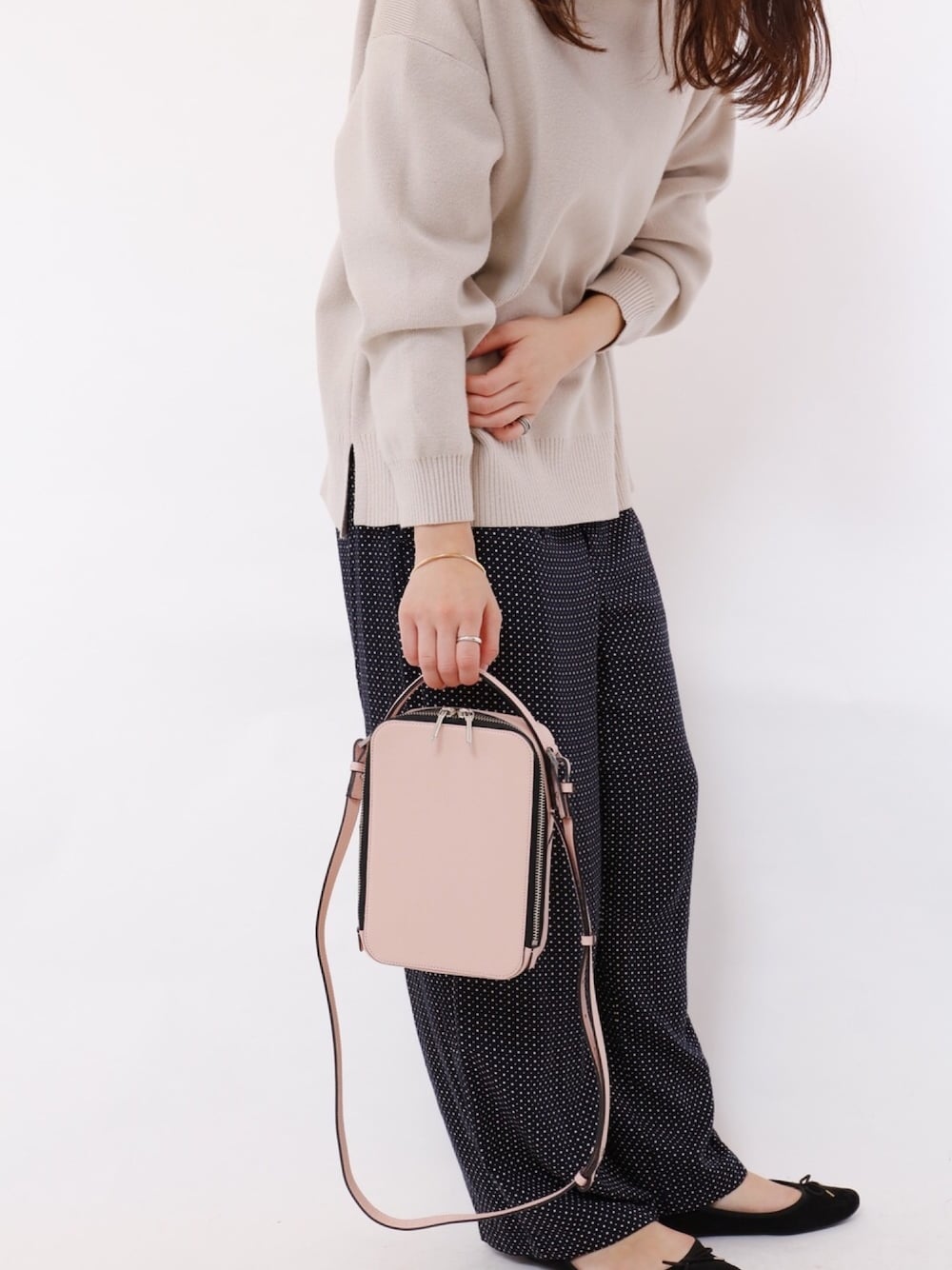 「ドットパンツ、レザーバッグ、ピンクバッグ、コムデギャルソン、Epoi、休日スタイル」｜「Epoiのシキ　スクエアポシェット（ショルダーバッグ、ピンク系）」を使った、matsumotoさん（レディース・158cm）の冬コーディネートの1枚目の写真