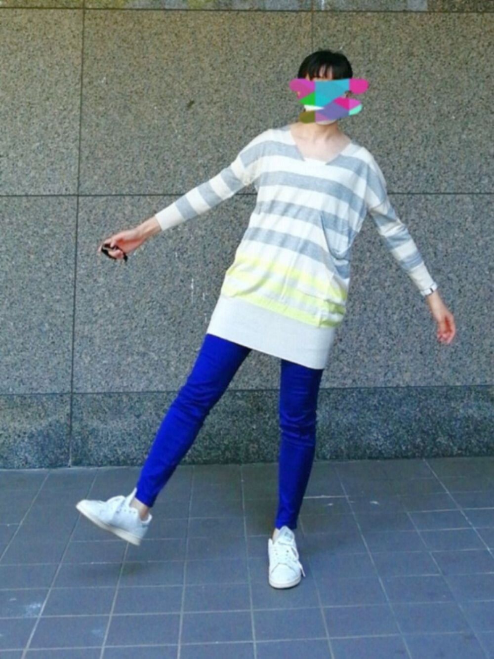 「主役はカラーパンツ、オトナカジュアル、カラーパンツ、今日のコーデ、パンツスタイル、ニットワンピース、ボーダー」｜「Paul Smithのアイテム（パンツ、ブルー系）」を使った、めほんさん（レディース・161cm）の春コーディネートの1枚目の写真