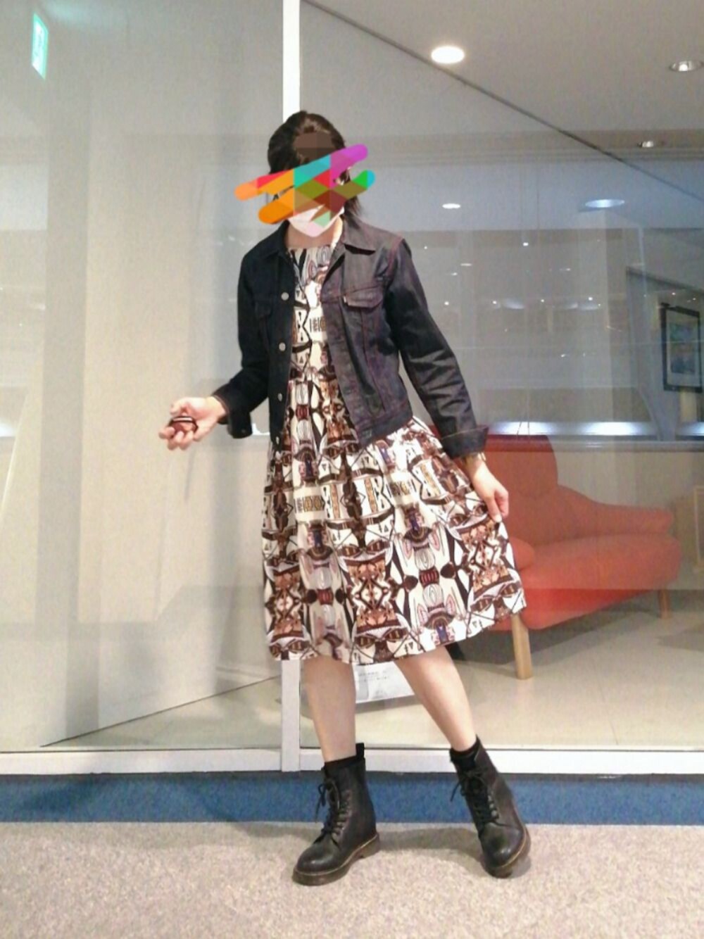 「ワンピース、デニムジャケット、今日のコーデ、エジプト、個性的な柄、オトナ女子、春コーデ」｜「INDIVIのアイテム（デニムジャケット、ブルー系）」を使った、めほんさん（レディース・161cm）の春コーディネートの1枚目の写真