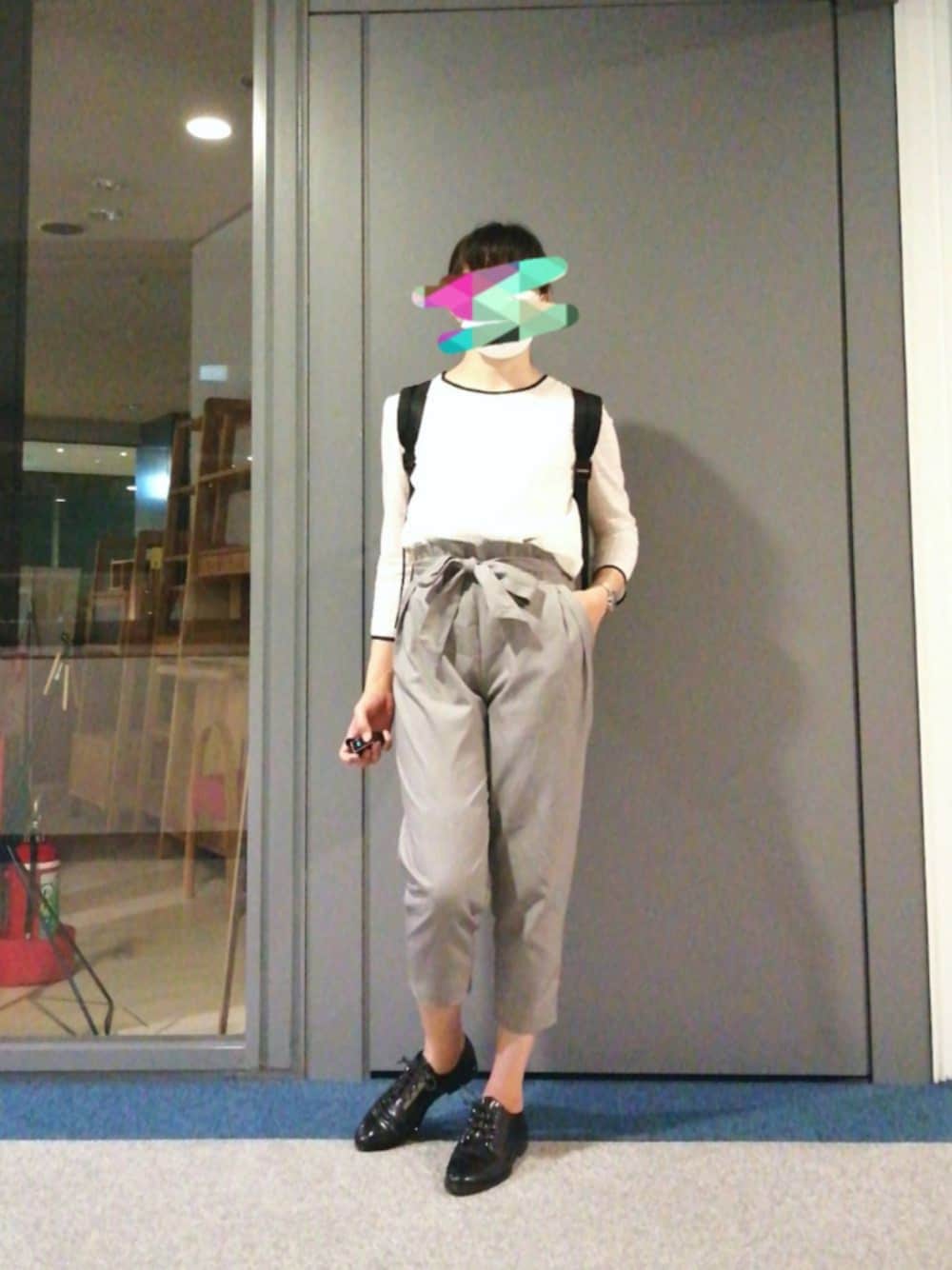 「今日のコーデ、シンプル、きれいめカジュアル、オトナ女子、仕事コーデ、ハイウエストパンツ、レースアップシューズ」｜「Riche glamourのアイテム（パンツ、グレー系）」を使った、めほんさん（レディース・161cm）の春コーディネートの1枚目の写真