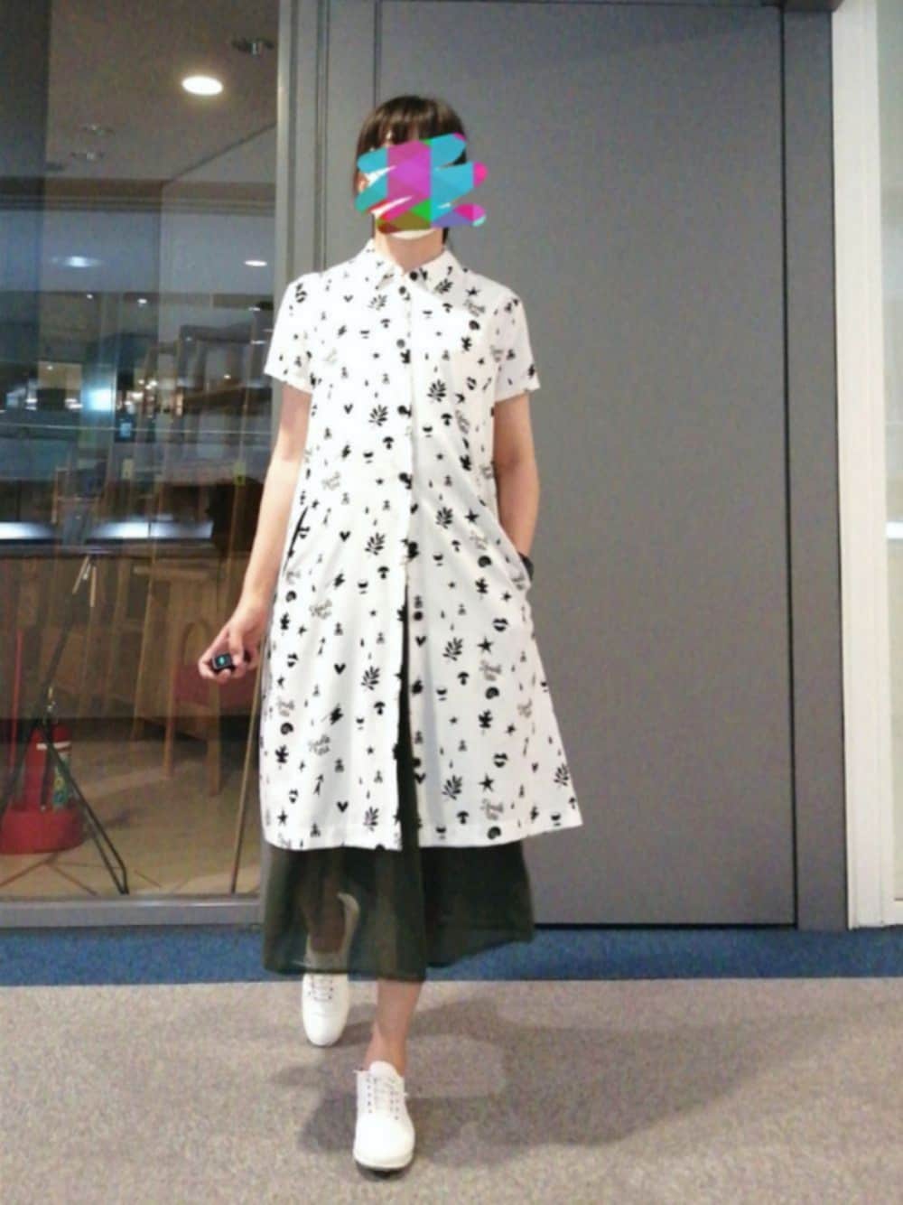「シャツワンピ、きれいめカジュアル、柄ワンピース、今日のコーデ、オトナ女子、大人ガーリー、透け感」｜「NIXONのアイテム（アナログ腕時計、ブラック系）」を使った、めほんさん（レディース・161cm）の夏コーディネートの1枚目の写真