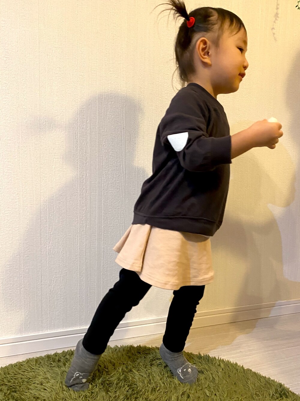 「2歳、イヤイヤ期、韓国子供服、韓国こども服、シンプルコーデ、シンプルスタイル、妹、ドット、写真うまく撮れない」｜「韓国子供服のアイテム（Tシャツ/カットソー、ブラック系）」を使った、ten&senさん（キッズ・130cm）の秋コーディネートの1枚目の写真