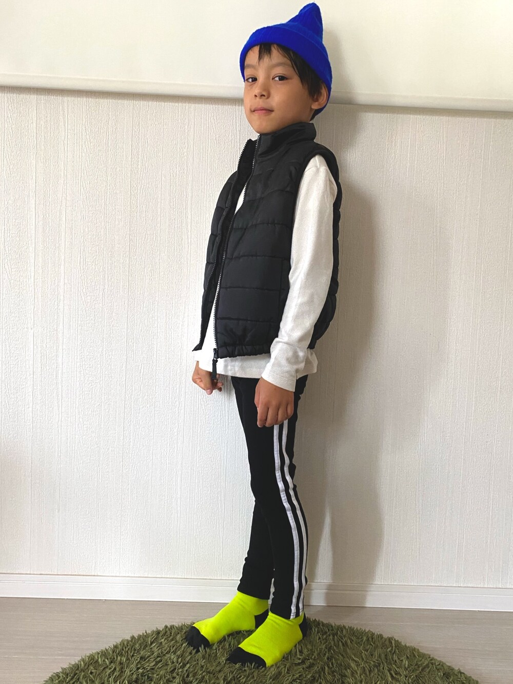 「キッズコーデ、キッズファッション、おとこのこ、男子、男の子コーデ、7歳、スポーツミックス、スポーティ、細身」｜「devirockのファイバーダウン中綿ベスト（ダウンベスト、ブラック系）」を使った、ten&senさん（キッズ・130cm）の秋コーディネートの1枚目の写真
