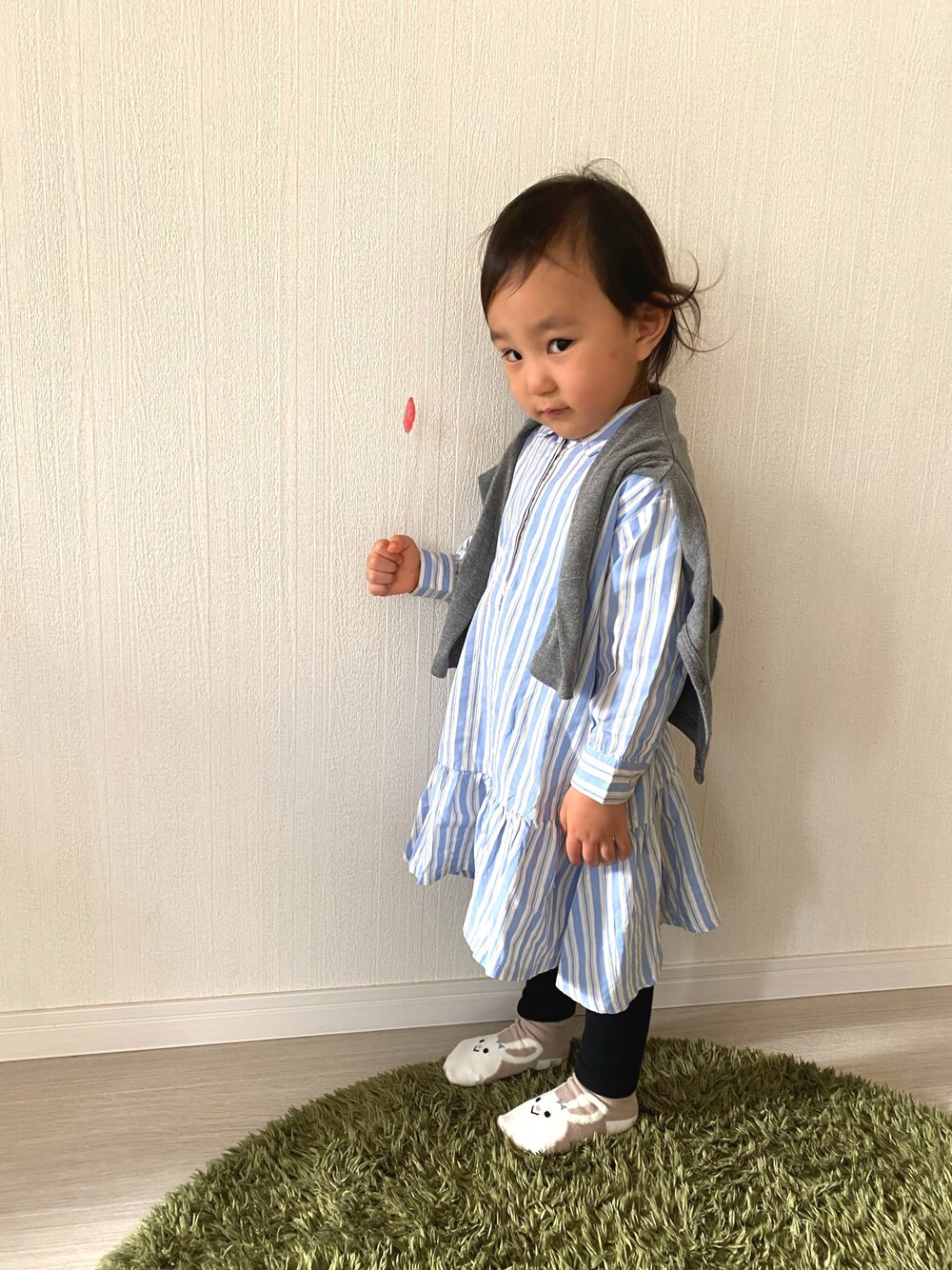 「休日コーデ、ワンピース、2歳2ヶ月、ストライプワンピース、シャツワンピース、2歳、保育園児、妹コーデ、5歳差兄妹、90cm」｜「apres les coursのストライプシャツワンピ（シャツワンピース、ブルー系）」を使った、ten&senさん（キッズ・130cm）の秋コーディネートの1枚目の写真