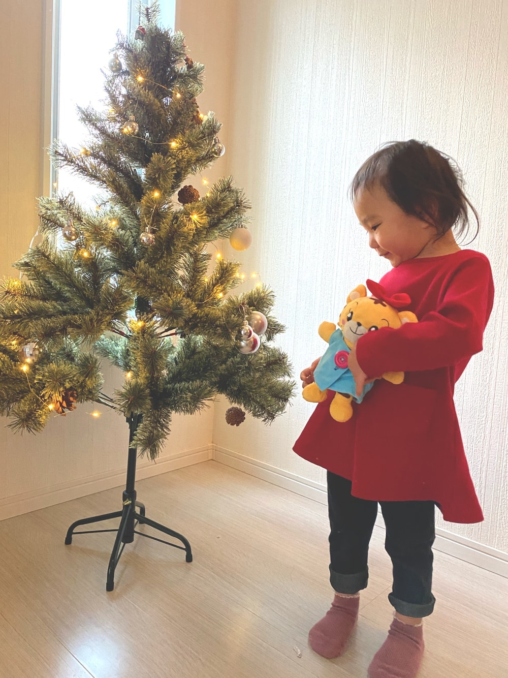 「キッズファッション、2歳2ヶ月、2歳女の子、妹、5歳差兄妹、プチプラ、兄妹コーデ、クリスマスツリー」｜「西松屋のアイテム（チュニック、レッド系）」を使った、ten&senさん（キッズ・130cm）の秋コーディネートの1枚目の写真