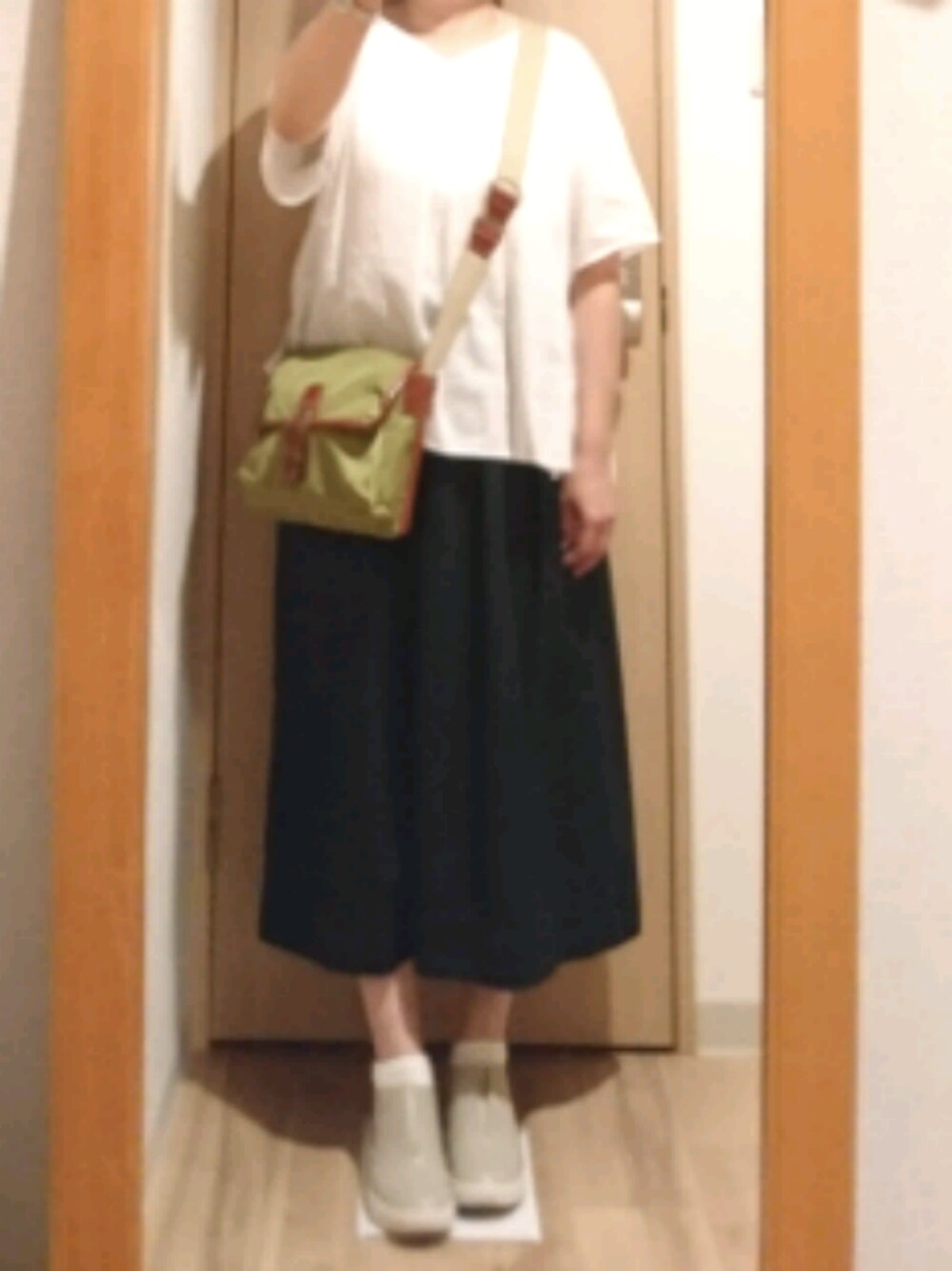「BEAUTY&YOUTH UNITED ARROWSのBY∵ フェイクレザーウチハネスニーカー◆（スニーカー、グレー系）」を使った、mochaさん（レディース・155cm）の夏コーディネートの1枚目の写真