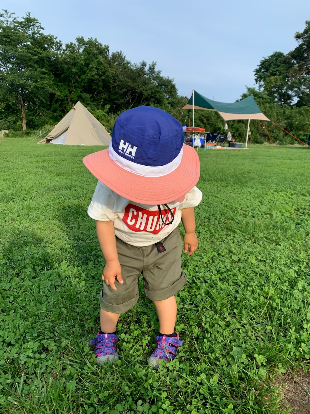 「キャンプコーデ、キッズファッション、夏コーデ、シンプルコーデ、女の子コーデ、2歳女の子、2歳3ヶ月」｜「HELLY HANSENのHOCJ92015/Tri Fielder Hat//帽子 UVカット（ハット、ピンク系）」を使った、N☺︎Eさん（キッズ・90cm）の夏コーディネートの1枚目の写真