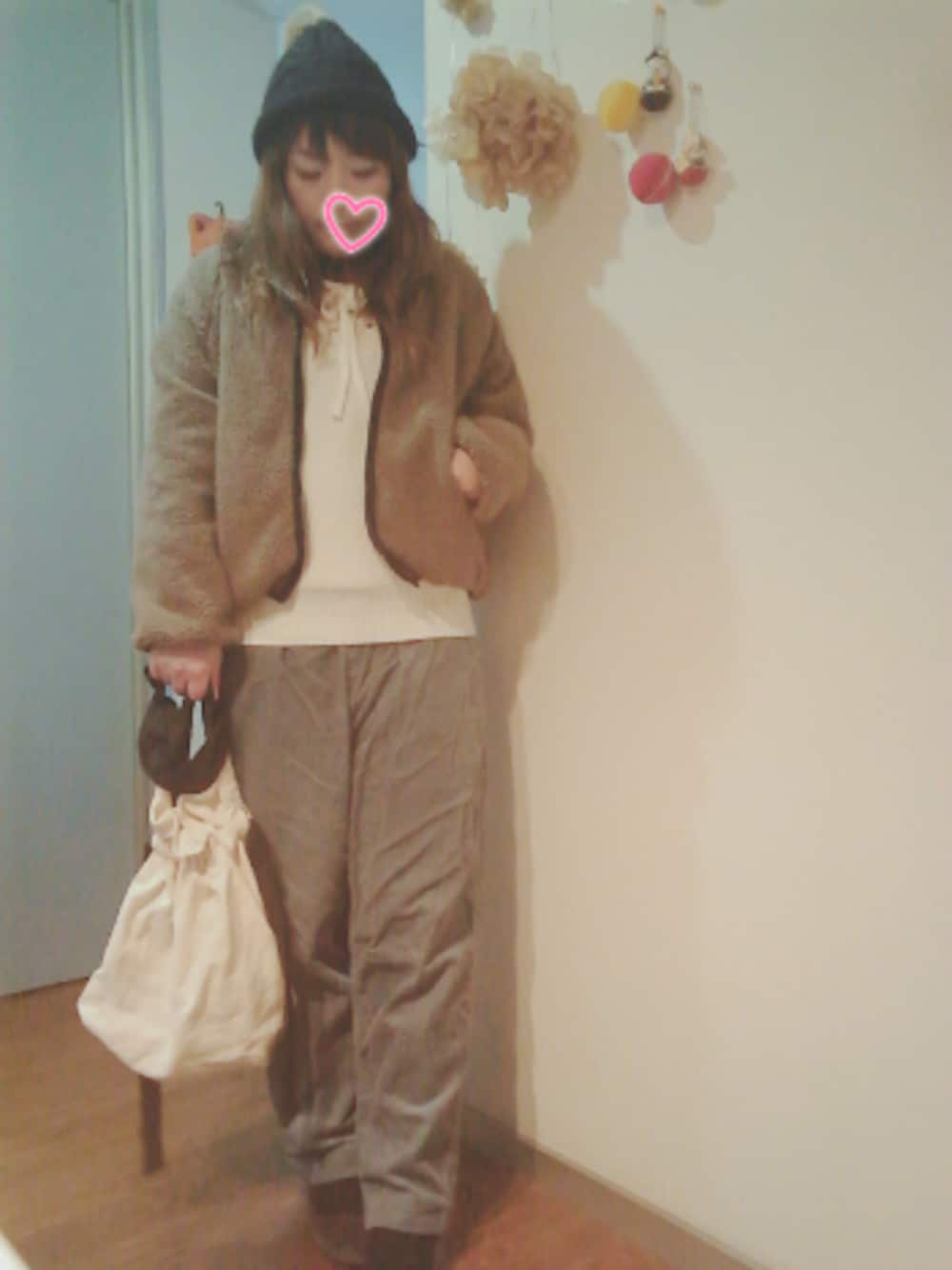 ホワイト系のその他パンツ、ホワイト系のショルダーバッグ、ホワイト系のニット/セーターを着用したレディースの冬コーディネートの1枚目の写真