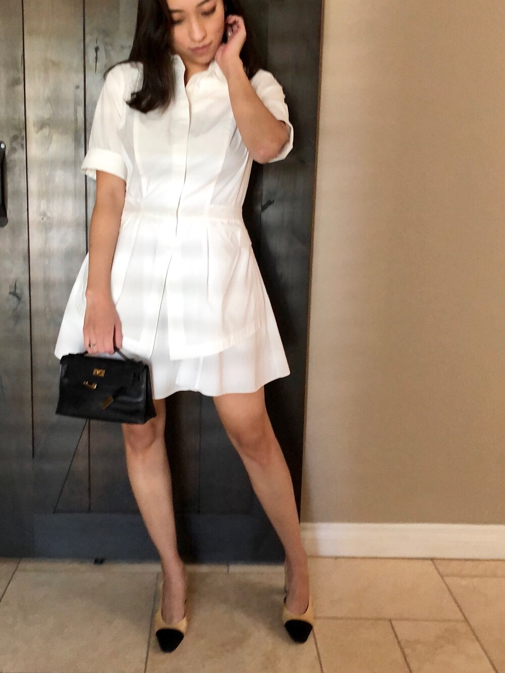 ホワイト系のワンピース/ドレス、ブラック系のバッグ、ベージュ系のシューズを着用したレディースの秋コーディネートの1枚目の写真