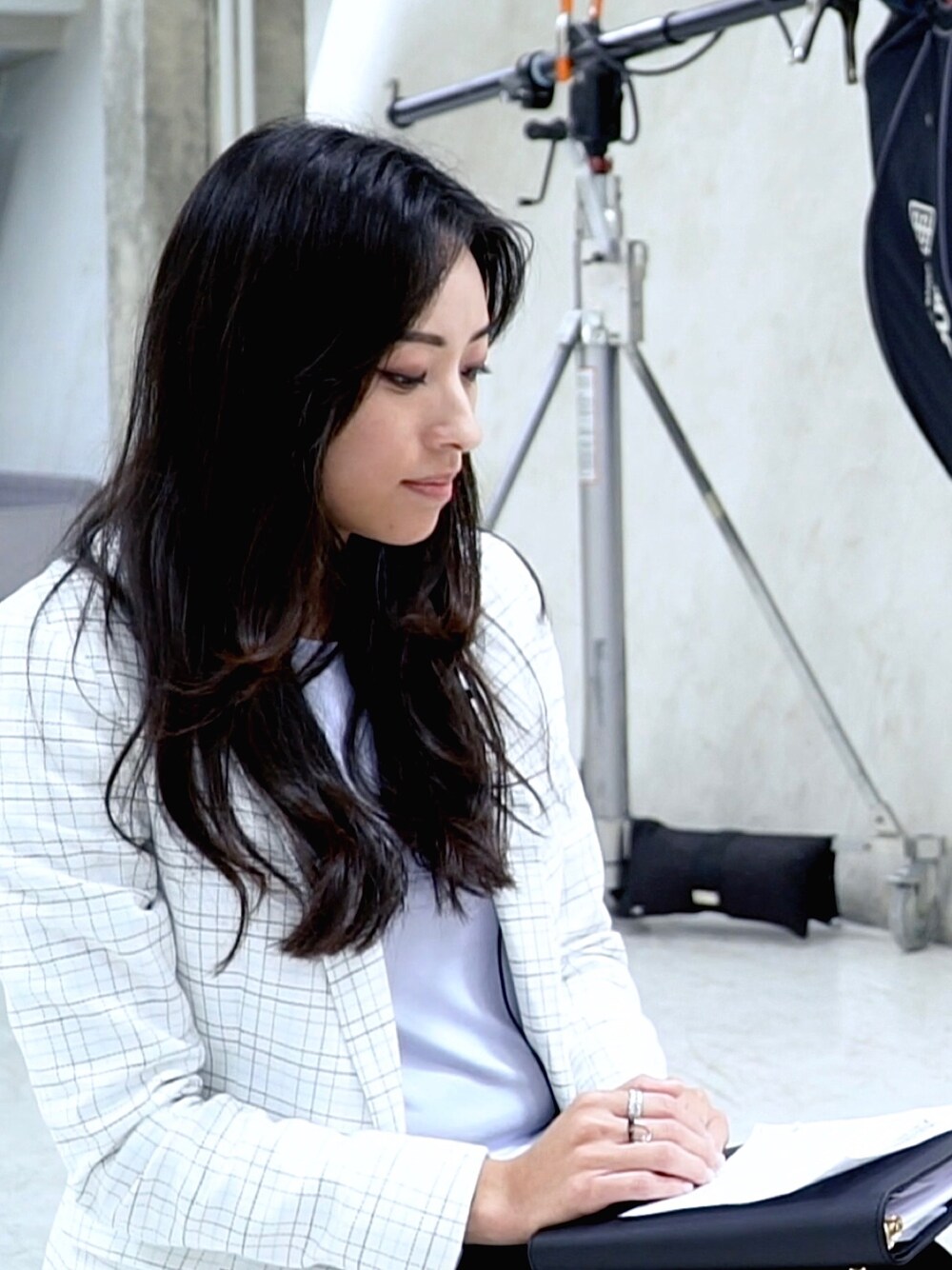 その他のテーラードジャケット、ブルー系のTシャツ/カットソー、シルバー系のリングを着用したレディースの秋コーディネートの1枚目の写真