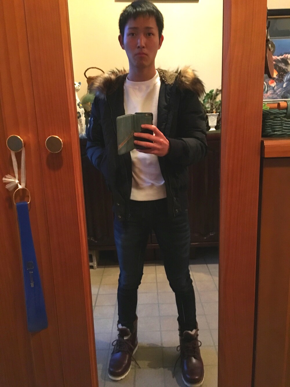 「N2B、ファー、大人カジュアル、デニム、スキニー、白、チャンピオン、ブーツ、ディーゼル、ラフ」｜「UGGのUGG Mens Hannen（ブーツ、ブラウン系）」を使った、旬なたかのさん（メンズ・173cm）の冬コーディネートの1枚目の写真