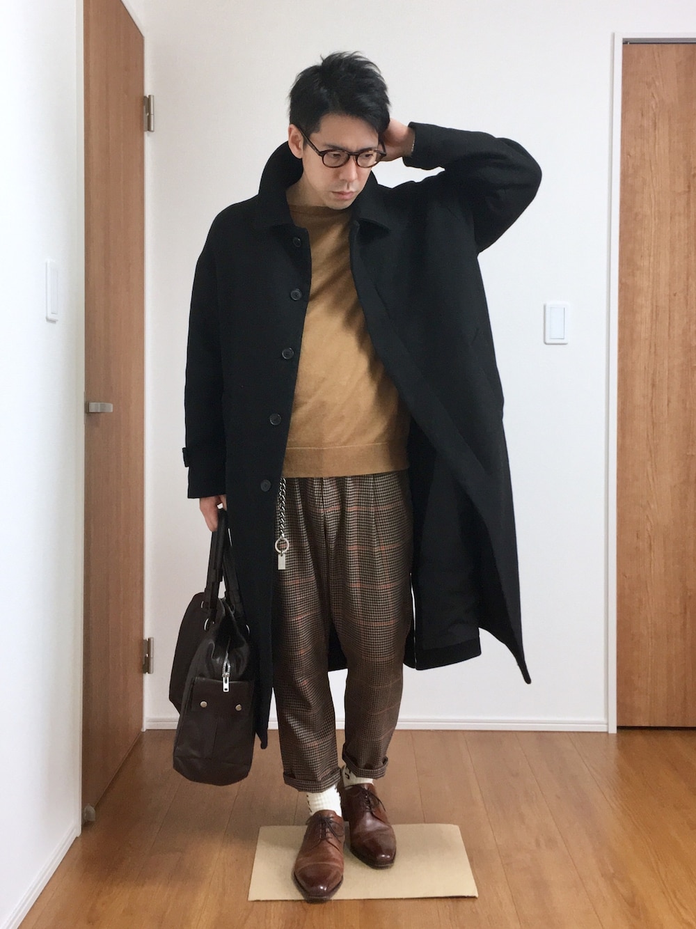 「マキシ丈、ロングコート、チェックパンツ、ガンクラブチェック、ポーター、冬コーデ、ブラウン、白靴下、ステンカラーコート、黒コート」｜「HAREのオーバーステンカラーコート(HARE)（ステンカラーコート、ブラック系）」を使った、sgtさん（メンズ・168cm）の冬コーディネートの1枚目の写真