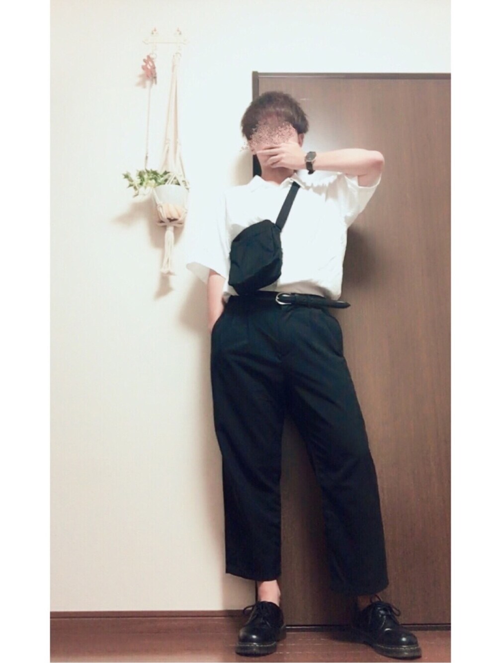「肌ウーノ、おしゃれさんと繋がりたい、シンプル、タックイン、プチプラ、開襟シャツ、サコッシュ、オトナカジュアル、モノトーン、ワイドパンツ」｜「Dr. MartensのDr.Martens CORE1461（その他シューズ、ブラック系）」を使った、れおさん（メンズ・170cm）の春コーディネートの1枚目の写真