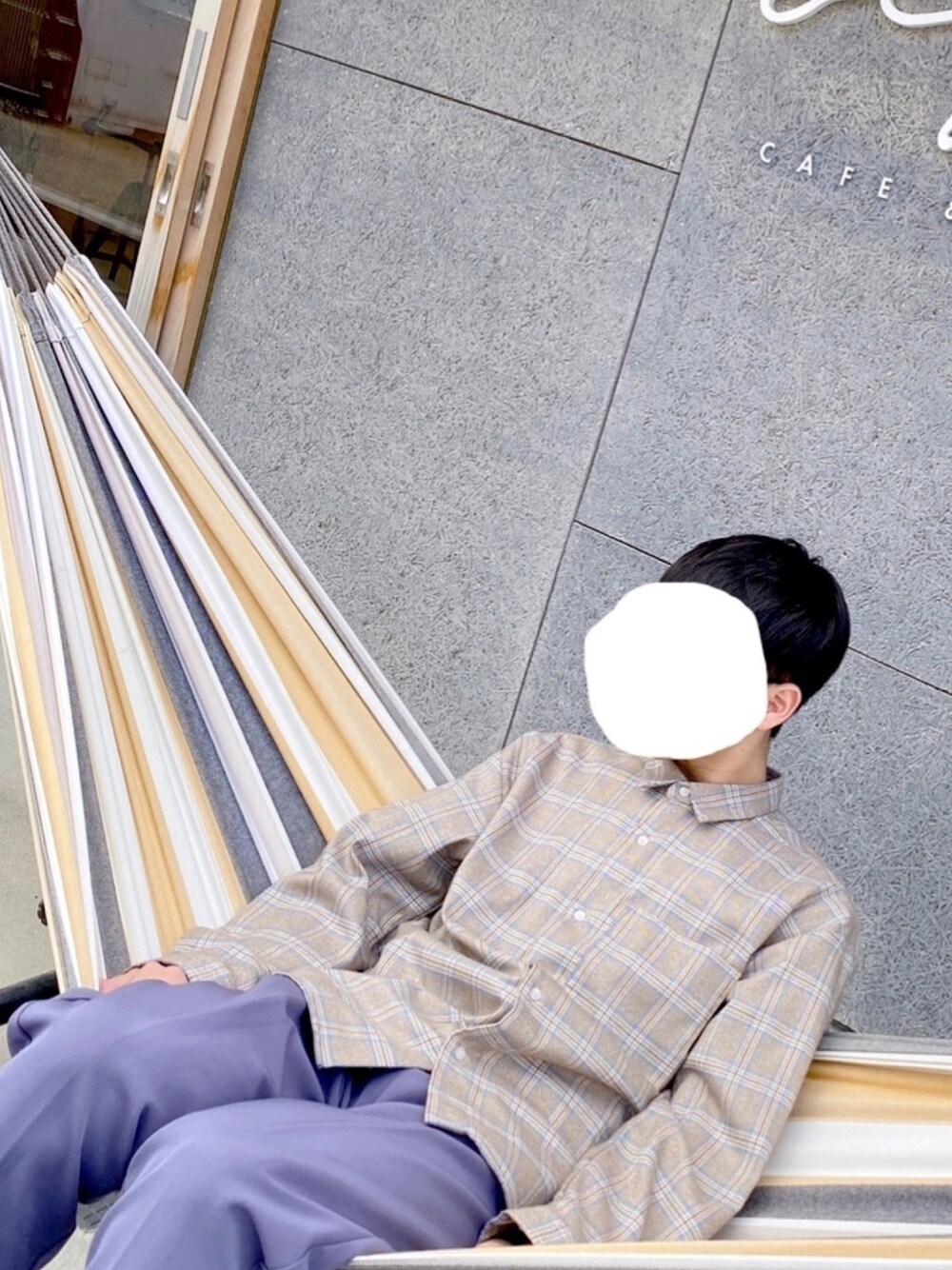 イエロー系のシャツ/ブラウス、ブルー系のパンツ、ブラック系のローファーを着用したメンズの秋コーディネートの1枚目の写真