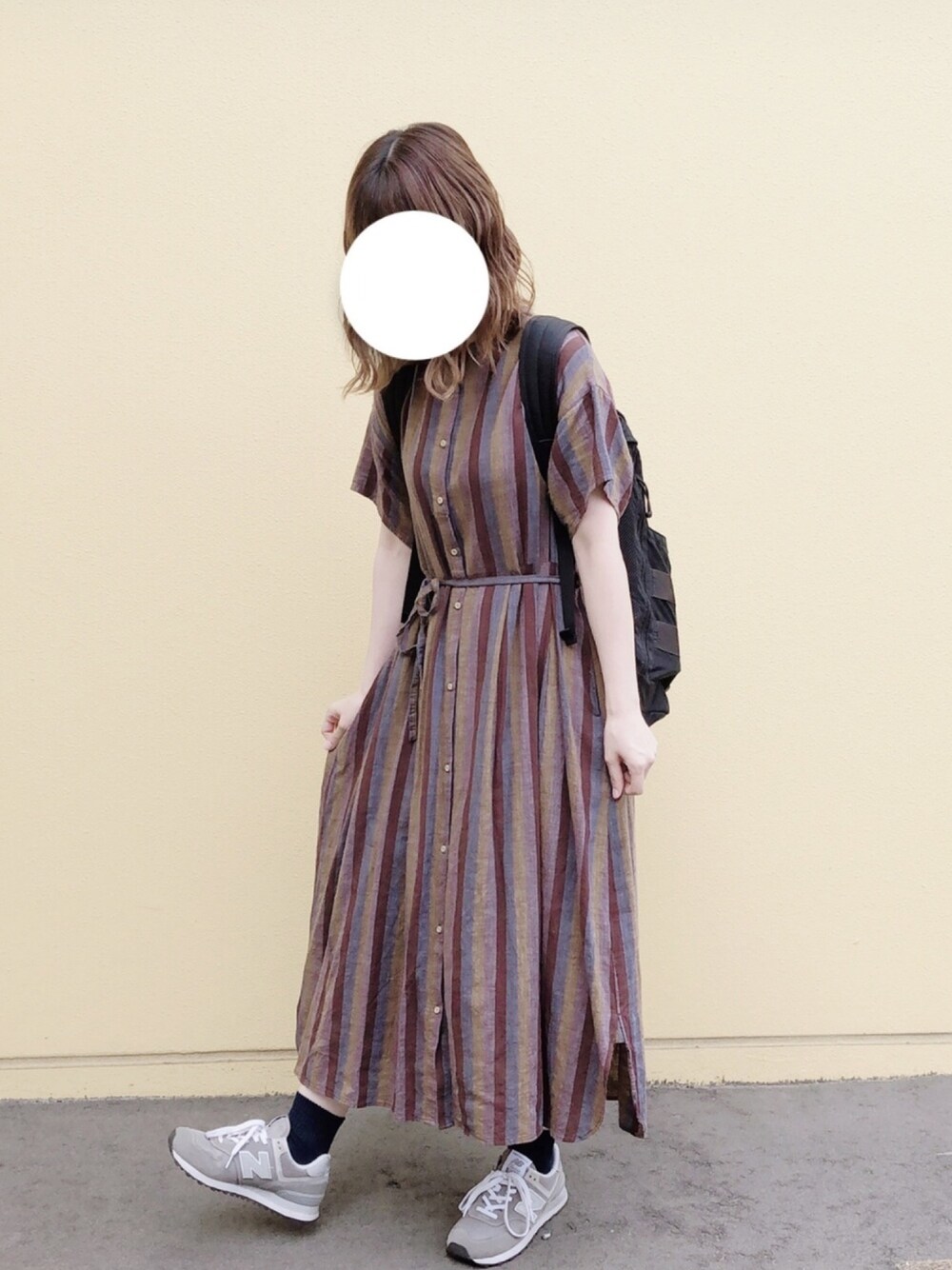 ブラック系のバックパック/リュック、グレー系のスニーカー、ブラウン系のシャツワンピースを着用したレディースの夏コーディネートの1枚目の写真