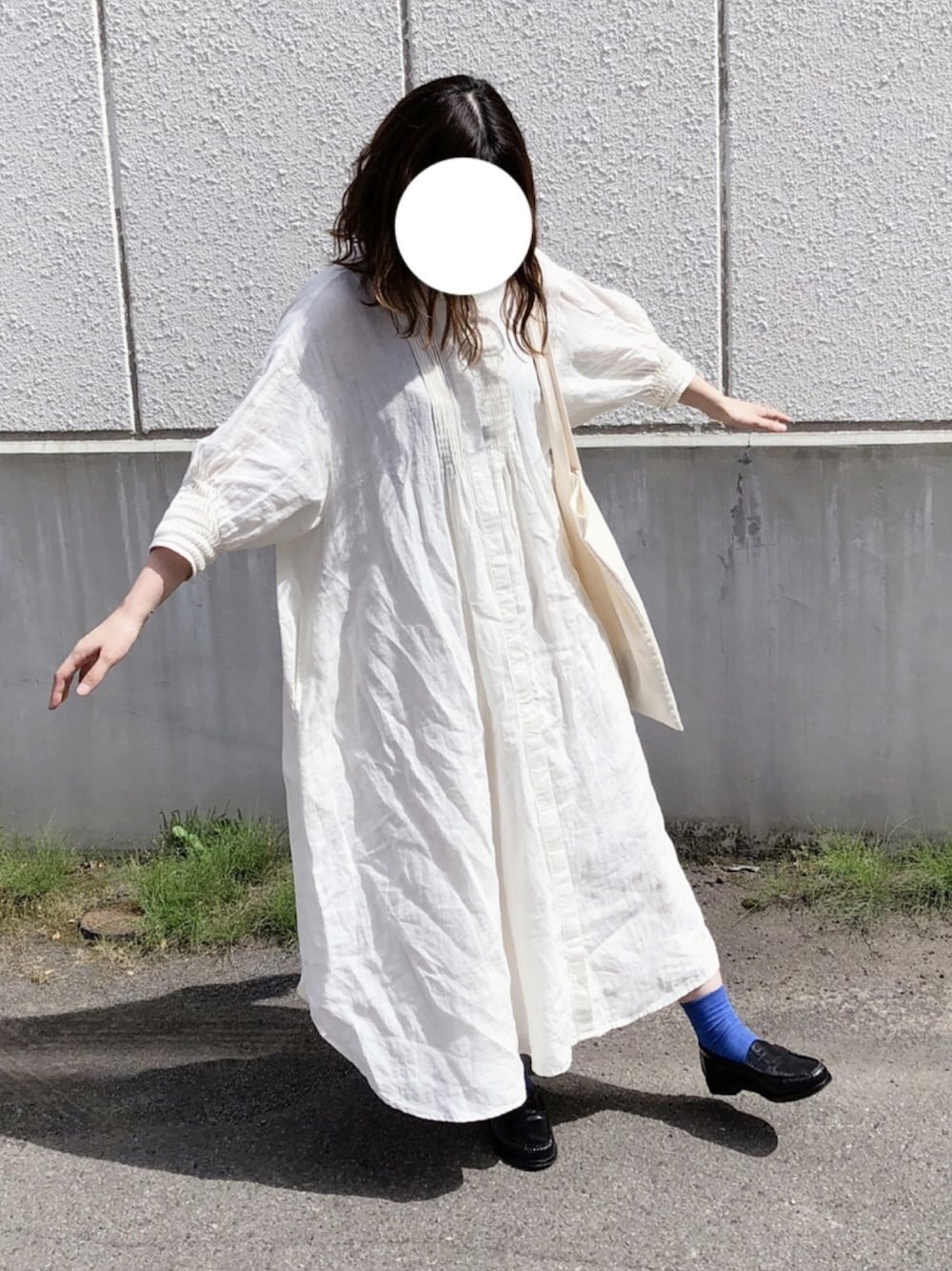 ホワイト系のワンピース、ホワイト系のトートバッグ、ブラック系のローファーを着用したレディースの夏コーディネートの1枚目の写真