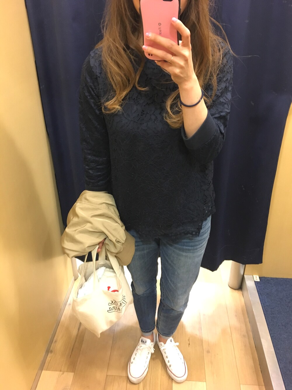 ブルー系のTシャツ/カットソー、ブルー系のデニムパンツ、ホワイト系のスニーカーを着用したレディースの春コーディネートの1枚目の写真