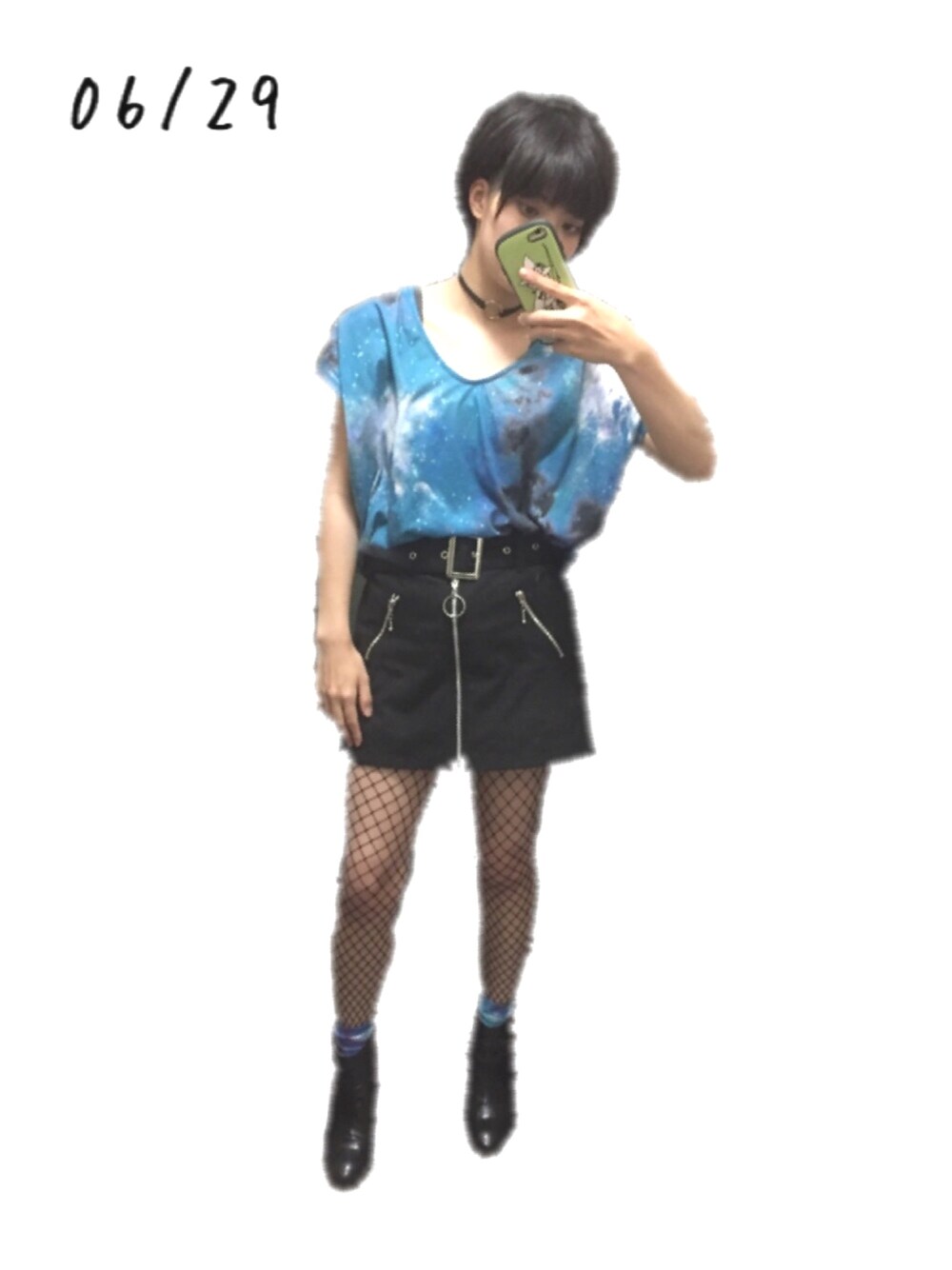 「カジュアルコーデ、網タイツ、チョーカー、サイドゴアブーツ、ショートヘア」｜「FOREVER 21のアイテム（Tシャツ/カットソー、ブルー系）」を使った、→蒼さん（レディース・154cm）の夏コーディネートの1枚目の写真