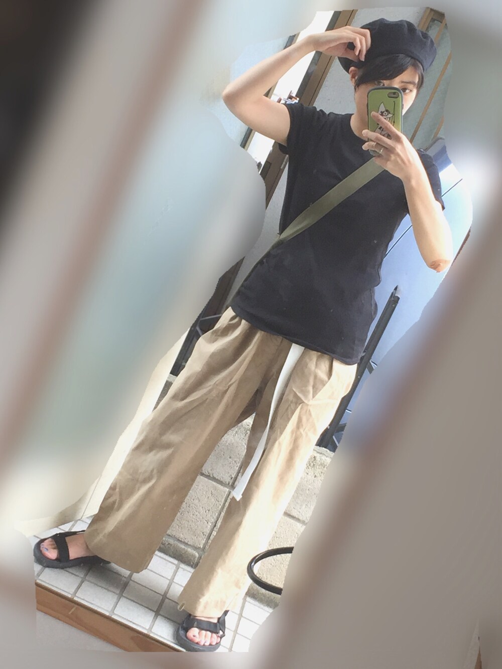 「カジュアルコーデ、ベレー帽、ワイドパンツ、スポーツサンダル、黒Tシャツ」｜「UNIQLOのWOMEN リブクルーネックT（半袖）（Tシャツ/カットソー、ブラック系）」を使った、→蒼さん（レディース・154cm）の夏コーディネートの1枚目の写真
