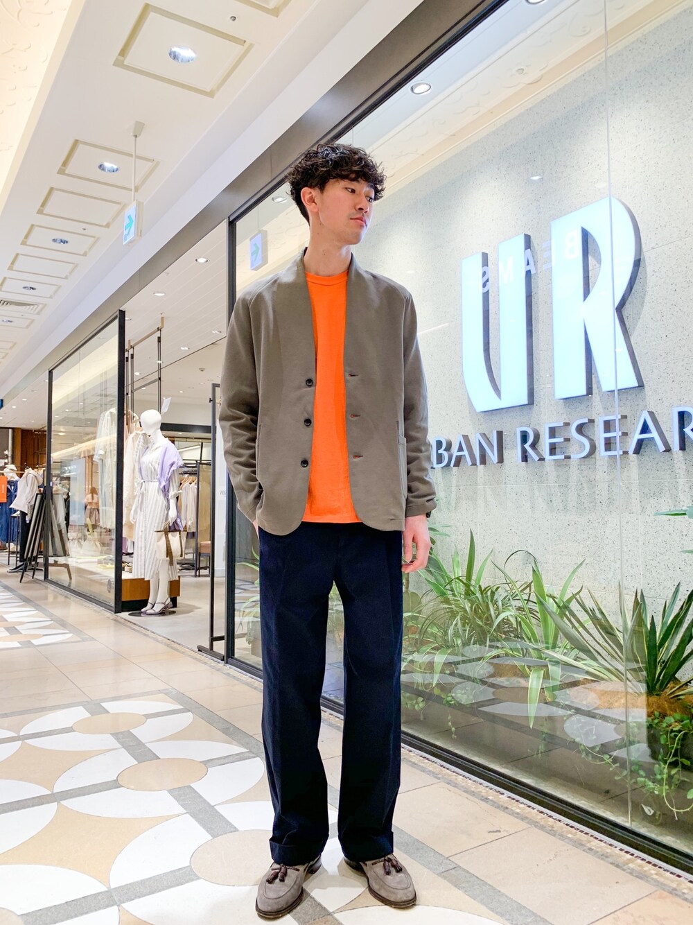 グレー系のカーディガン/ボレロ、オレンジ系のTシャツ/カットソー、ブルー系のその他パンツを着用したメンズの春コーディネートの1枚目の写真