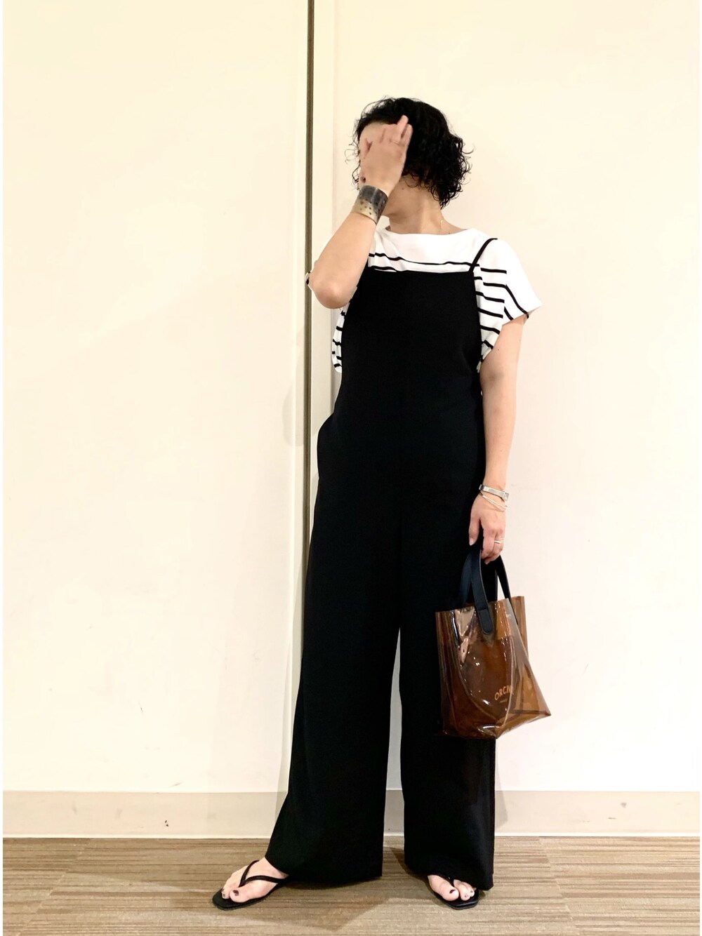 「URBAN RESEARCH DOORS、アーバンリサーチドアーズ、夏、サロペット、ボーダー、オトナカジュアル、シンプル、モノトーンコーデ、トングサンダル、orcival」｜「URBAN RESEARCH DOORSのキャミソールサロペットパンツ（サロペット/オーバーオール、ブラック系）」を使った、クボさん（レディース・160cm）の夏コーディネートの1枚目の写真