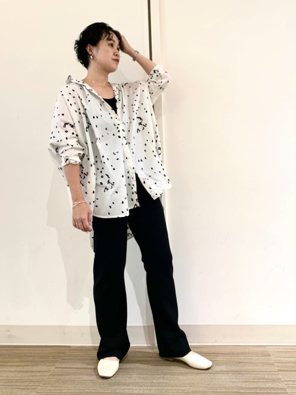 「URBAN RESEARCH DOORS、アーバンリサーチドアーズ、mizuiro-ind、モノトーン、オトナ女子、秋トレンド2021、ビッグシャツ、大人カジュアル、おしゃれさんと繋がりたい、ootd」｜「URBAN RESEARCH DOORSのmizuiro ind　Print Shirts（シャツ/ブラウス、ホワイト系）」を使った、クボさん（レディース・160cm）の夏コーディネートの1枚目の写真