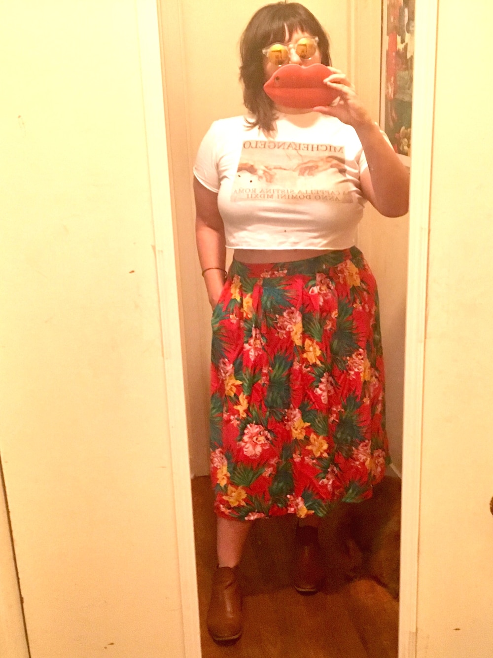 「Tropical 、midiskirt、booties、croptop、plussize、curvy、ootd、working style、red」｜「VINTAGEのアイテム（スカート、レッド系）」を使った、sugarbonezさん（レディース・168cm）の夏コーディネートの1枚目の写真